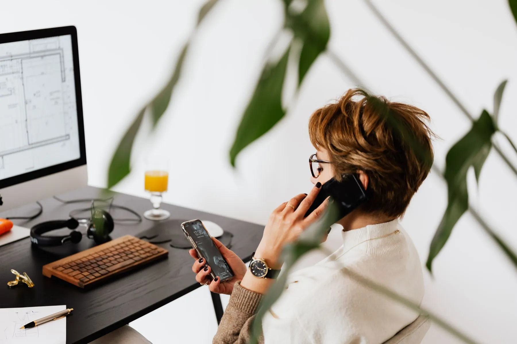 Une professionnelle utilise son smartphone à son bureau